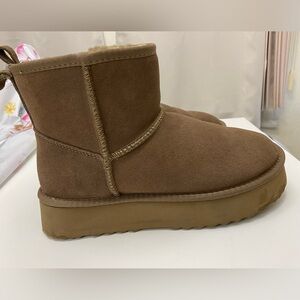 Lit fun Women’s sz 10 Classic Short Shearling Boot in Mocha like new